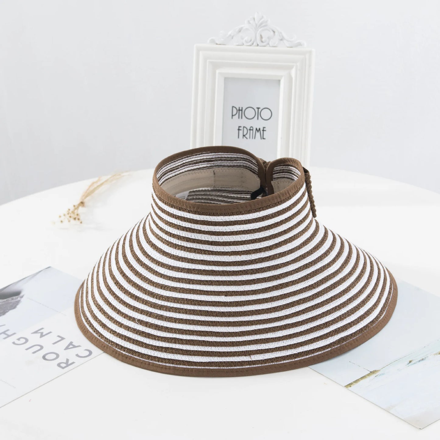 Vue de dessus d'un chapeau de paille rond et aéré