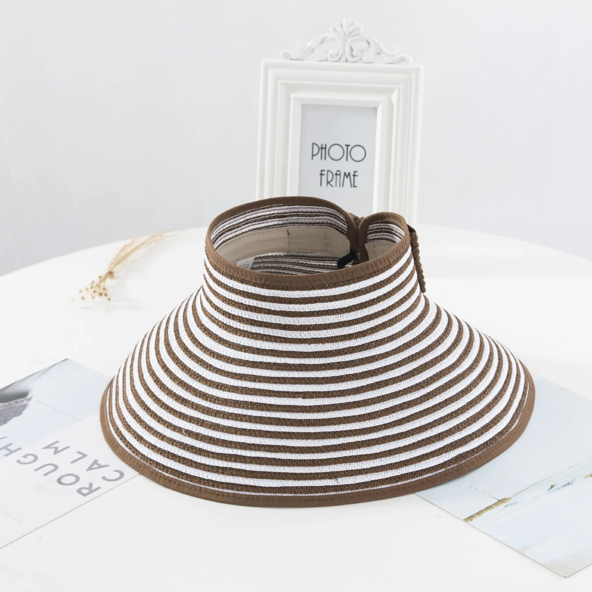 Vue de dessus d'un chapeau de paille rond et aéré