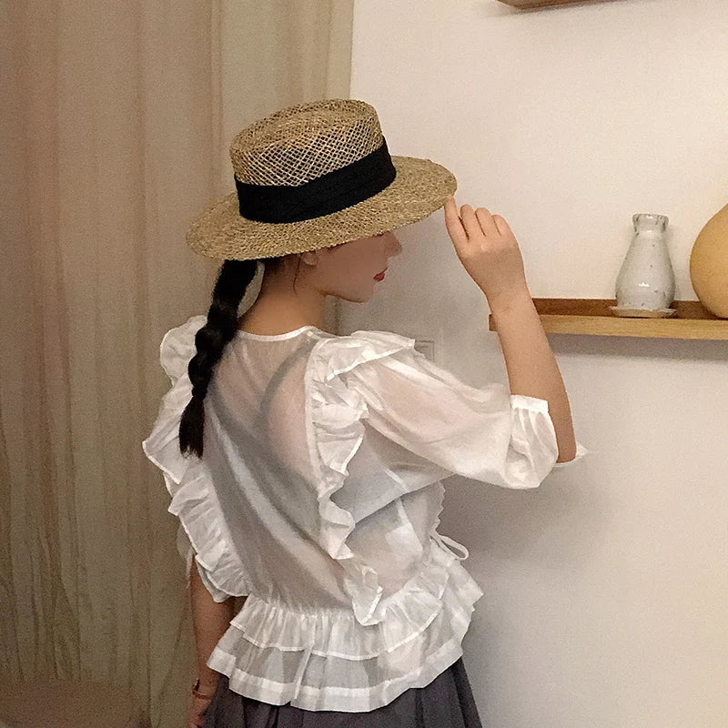Gros plan sur la texture tressée du chapeau de paille