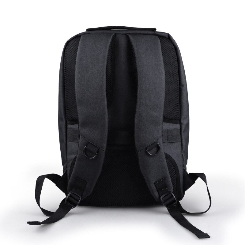 Sac à dos noir avec fermetures éclair visibles et design épuré