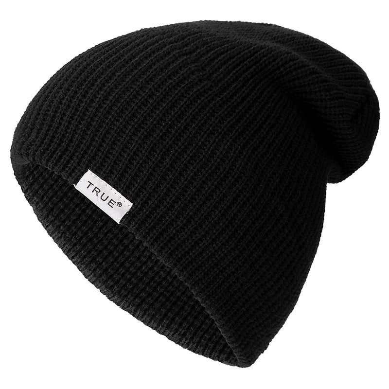 Bonnet beige en tricot, posé sur une table