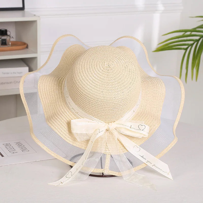 Chapeau de paille avec ruban décoratif, posé sur une chaise