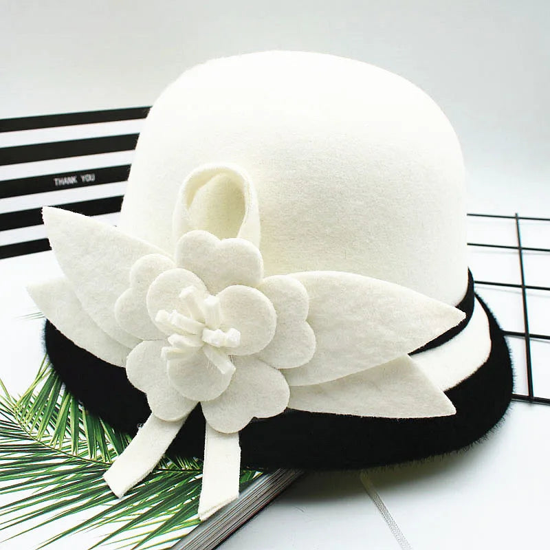 Vue de profil d'une femme portant un chapeau cloche rétro