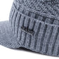 Homme ajustant le bonnet, mettant en valeur le confort