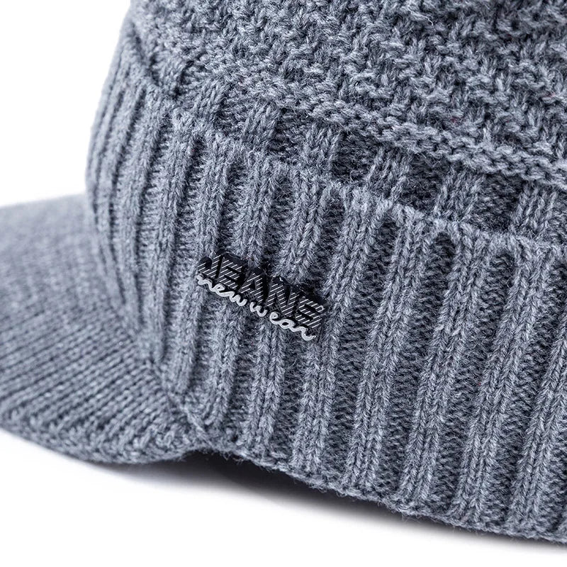 Homme ajustant le bonnet, mettant en valeur le confort