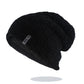 Bonnet en velours noir sur fond blanc