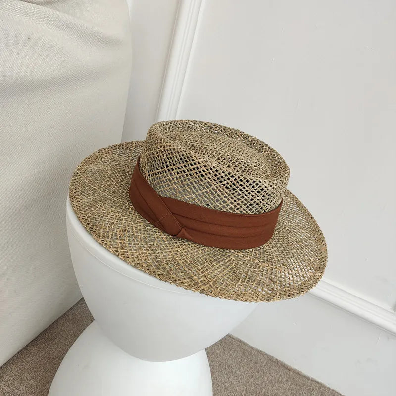 Chapeau de paille sur fond de ciel bleu