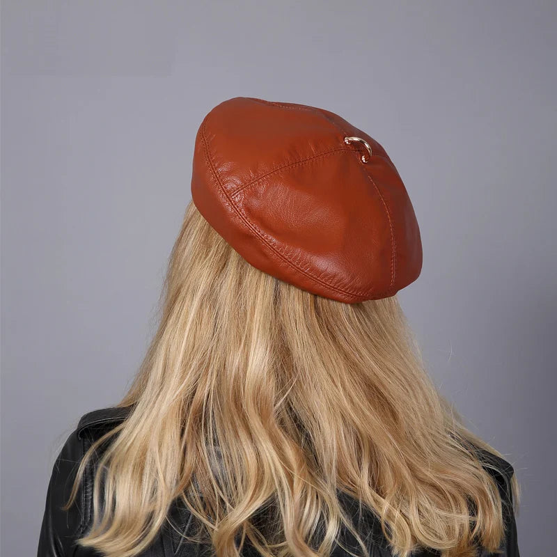 Gros plan sur la texture du cuir d'un béret noir