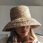 Chapeau de paille sur fond blanc, vue de côté