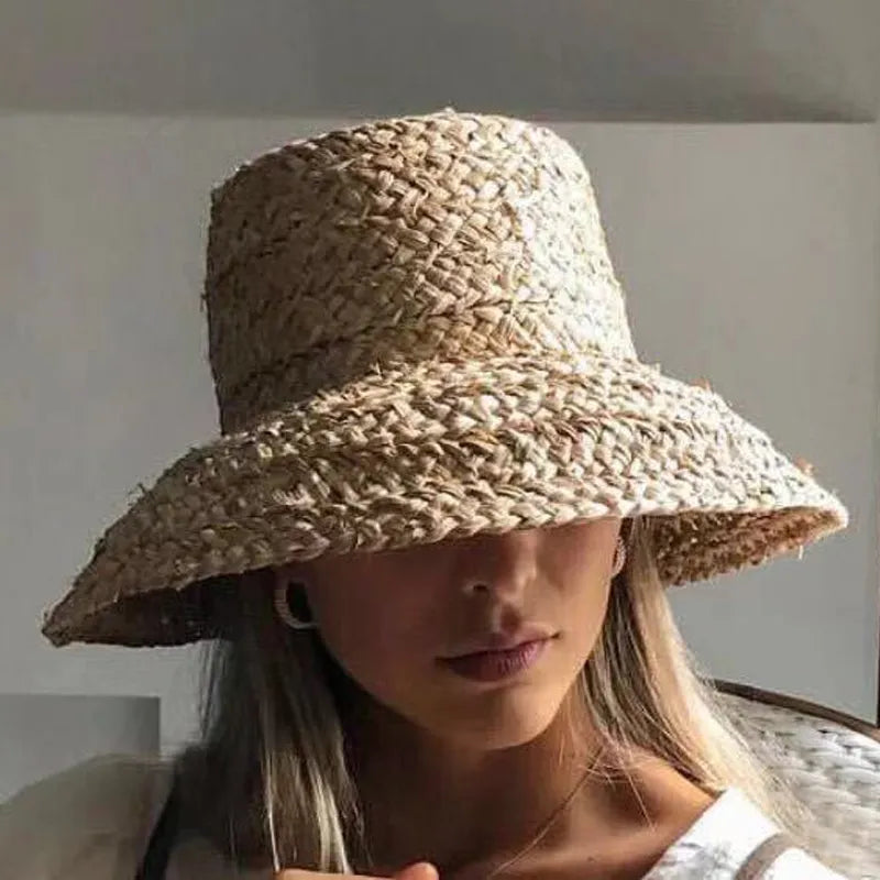 Chapeau de paille sur fond blanc, vue de côté