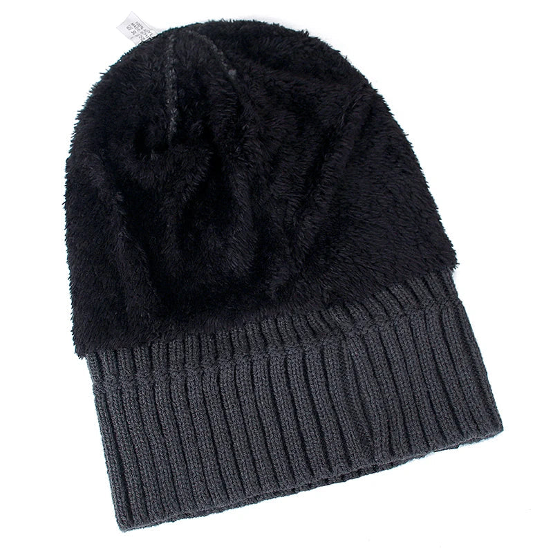 Homme de profil portant le bonnet, style urbain
