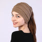 Bandeau en tricot torsadé gris sur fond blanc