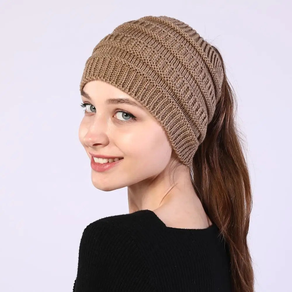 Bandeau en tricot torsadé gris sur fond blanc