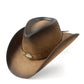Gros plan sur la texture du cuir d'un chapeau cowboy