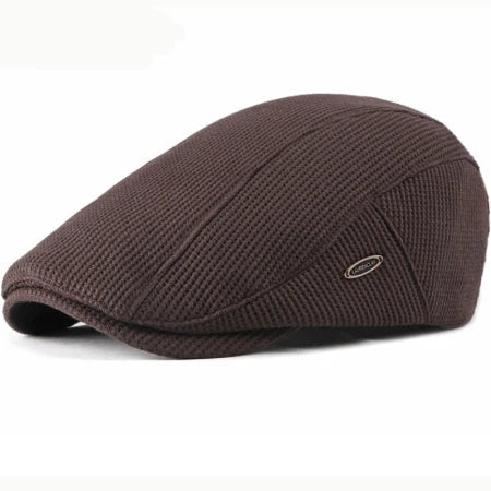 Homme souriant portant un béret coloré, extérieur