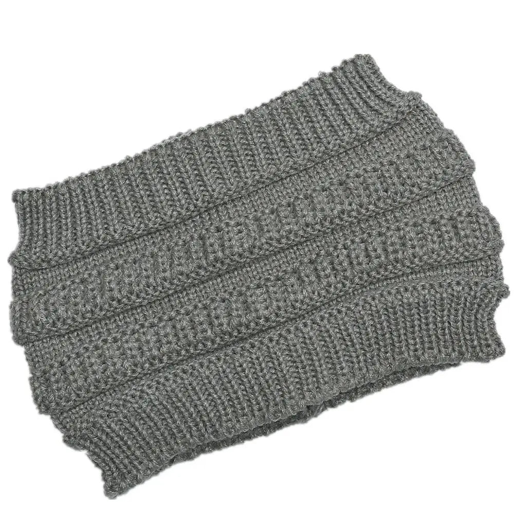 Gros plan sur la maille épaisse d'un bandeau en tricot