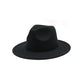 Chapeau Fedora avec une bande noire, posé sur une surface claire