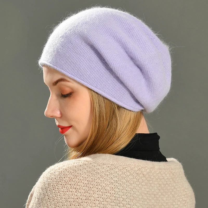 Femme souriante portant un bonnet en cachemire beige
