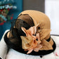 Chapeau cloche posé sur une table en bois