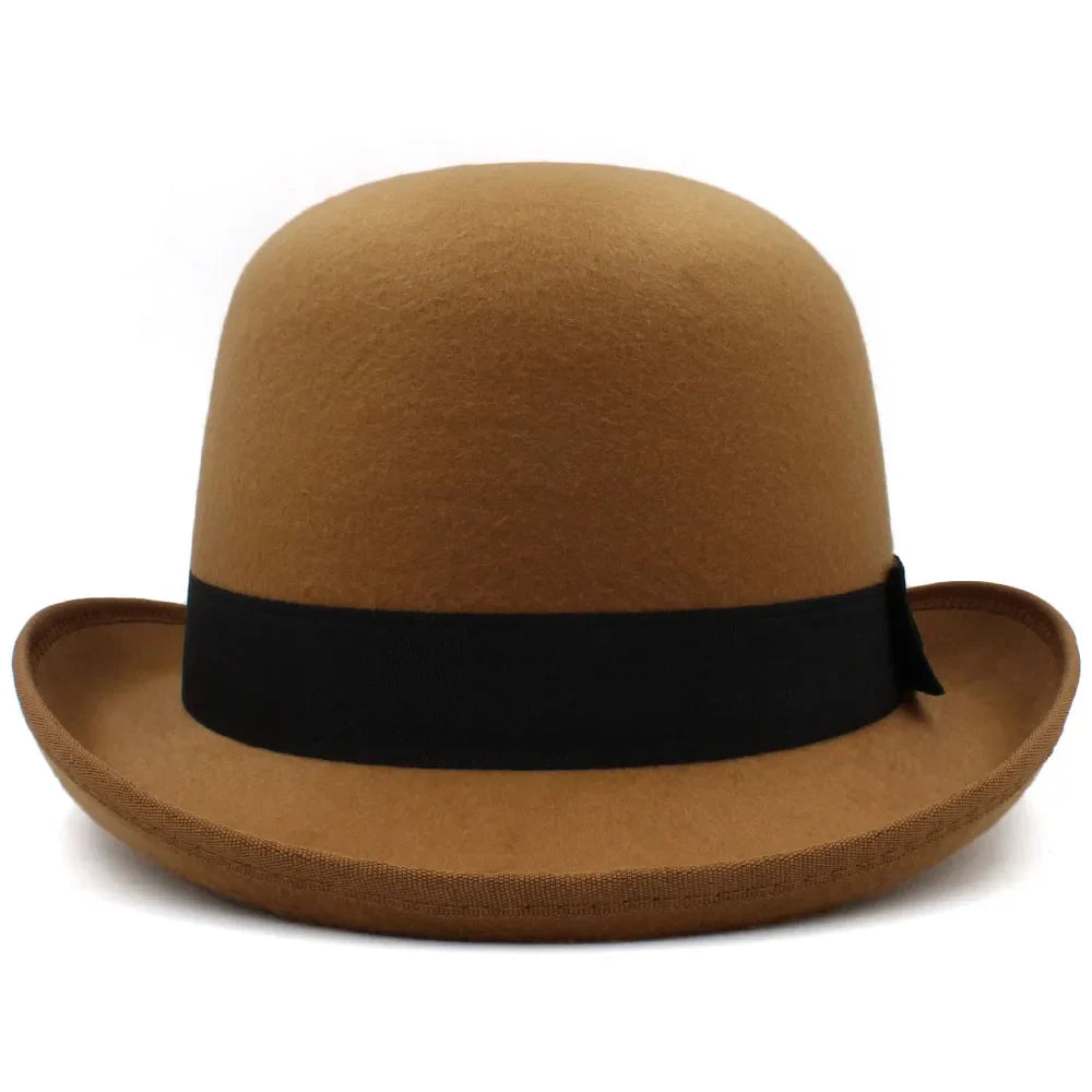 Chapeau melon sur une étagère, ambiance rétro