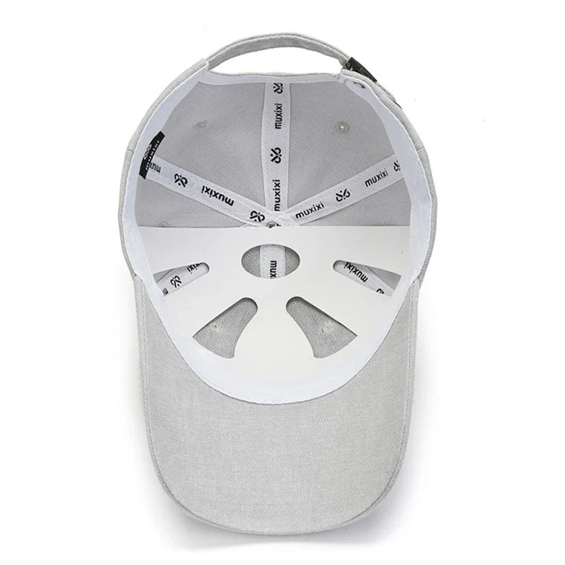 Casquette ajustable avec fermeture arrière, vue de profil