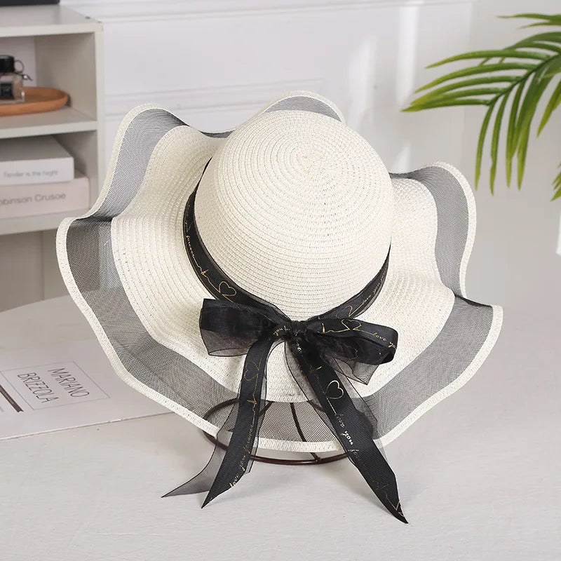 Chapeau de paille sur une plage, évoquant l'été et le soleil