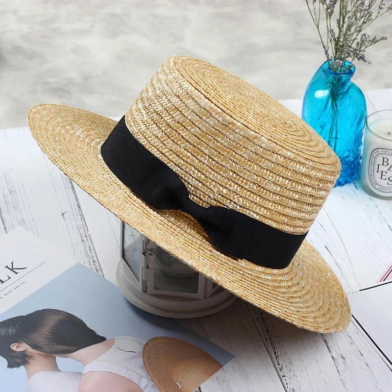 Gros plan sur le tissage aéré d'un chapeau Panama