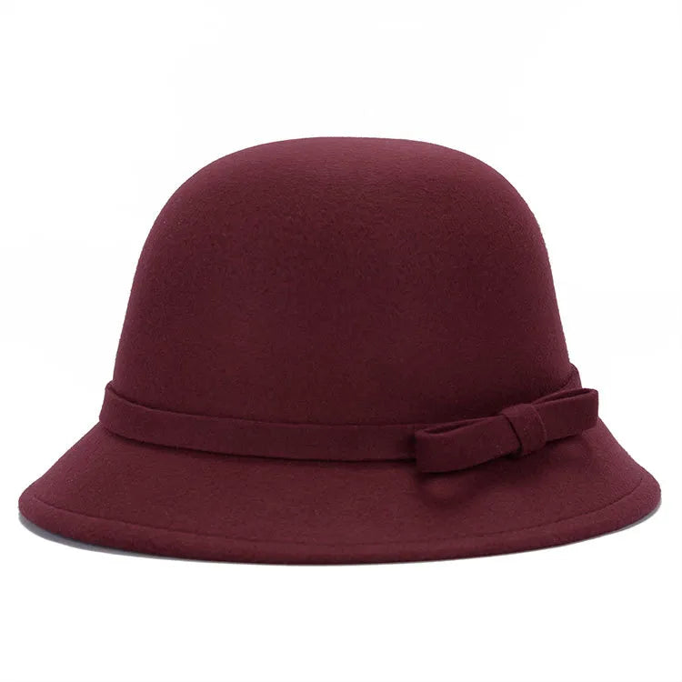 Chapeau cloche posé sur une table en bois clair