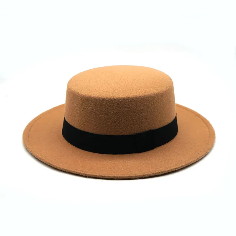 Chapeau Fedora en velours côtelé, couleur bordeaux, sur fond neutre