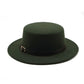 Homme assis sur un banc portant un Fedora noir