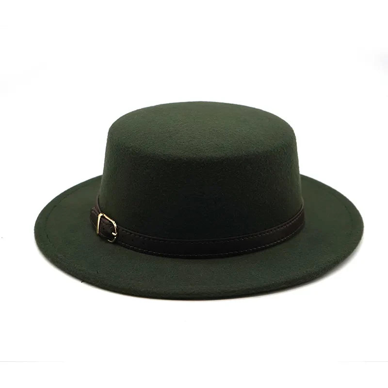 Homme assis sur un banc portant un Fedora noir