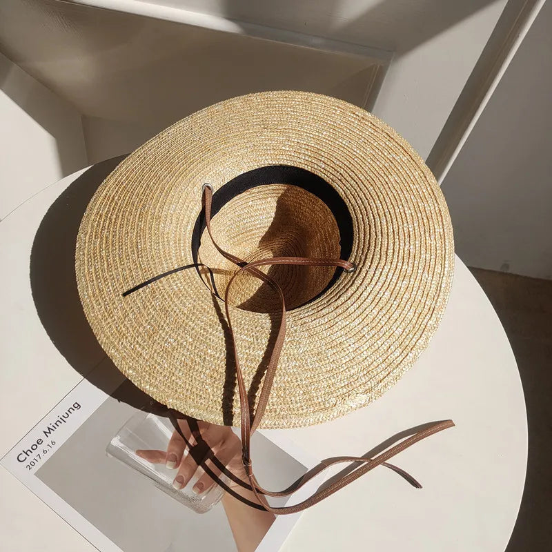Chapeau de paille avec ruban noir, vue latérale