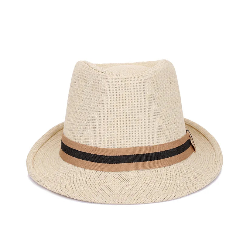 Homme portant un chapeau Panama en extérieur urbain