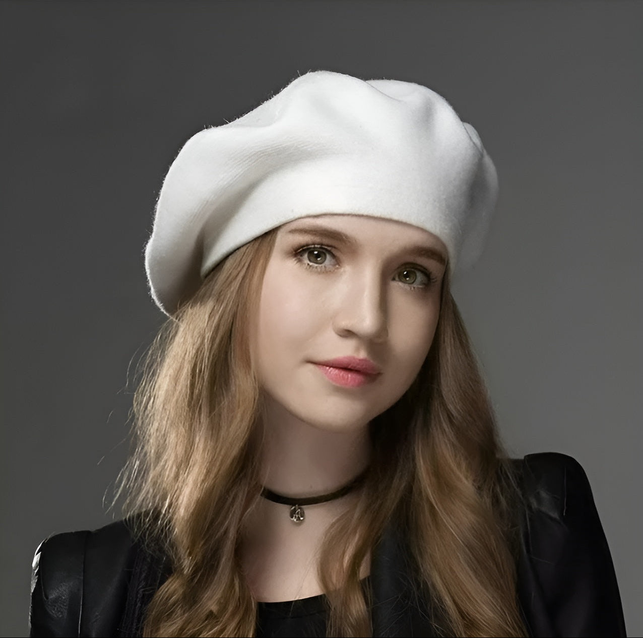Béret en coton noir, vue de profil sur mannequin