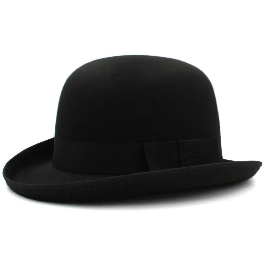 Chapeau melon sur fond neutre, éclairage doux