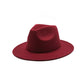 Chapeau Fedora posé sur une surface en bois, vue de trois quarts