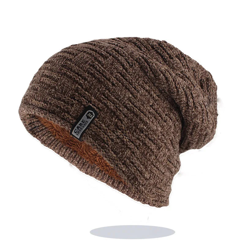 Homme ajustant un bonnet long en velours
