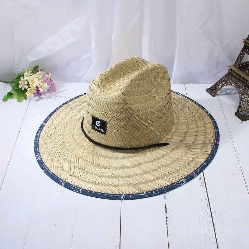 Vue latérale d'un chapeau de paille sur une plage