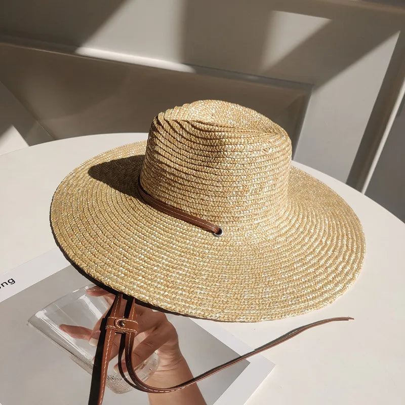 Chapeau de paille accroché à un crochet mural