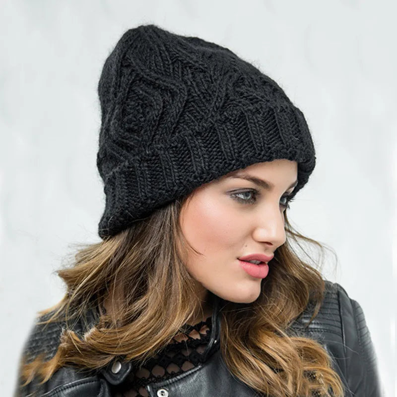 Bonnet en tricot posé sur une surface en bois