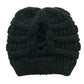 Femme ajustant son bonnet d'hiver tricoté