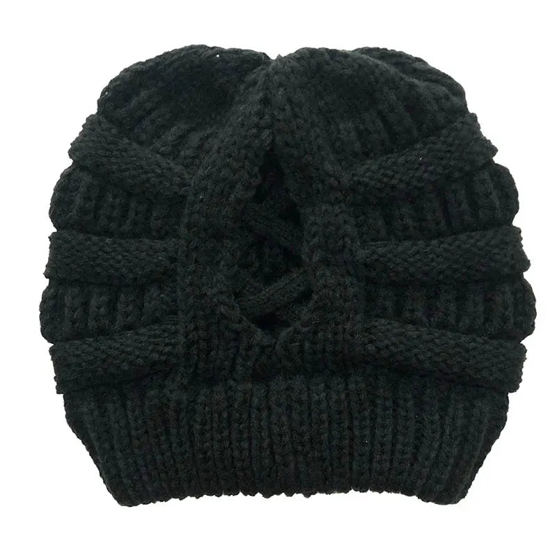 Femme ajustant son bonnet d'hiver tricoté