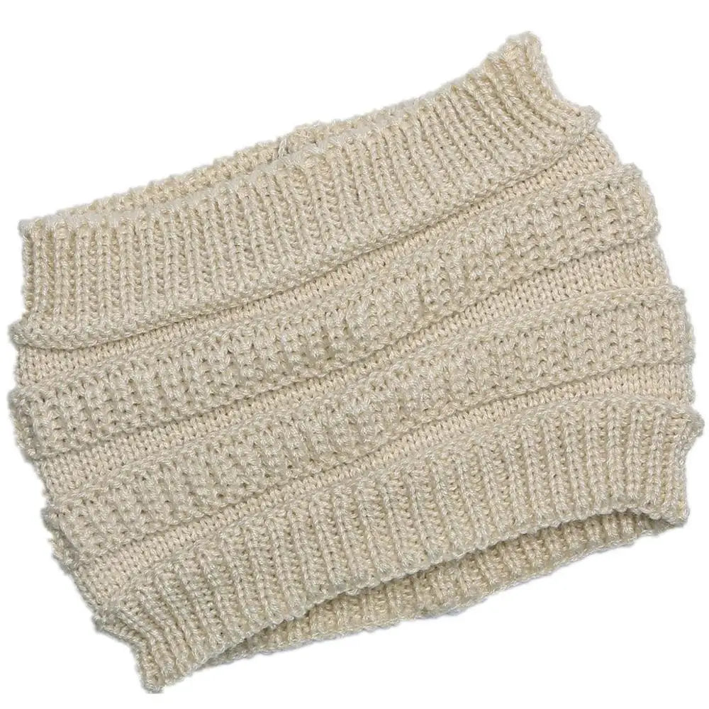 Vue de face d'un bandeau en tricot rose sur mannequin