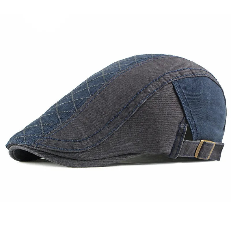 Béret en toile bicolore posé sur une surface en bois