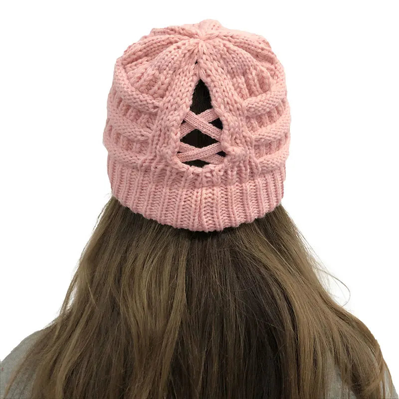 Vue de côté d'un bonnet avec maille torsadée