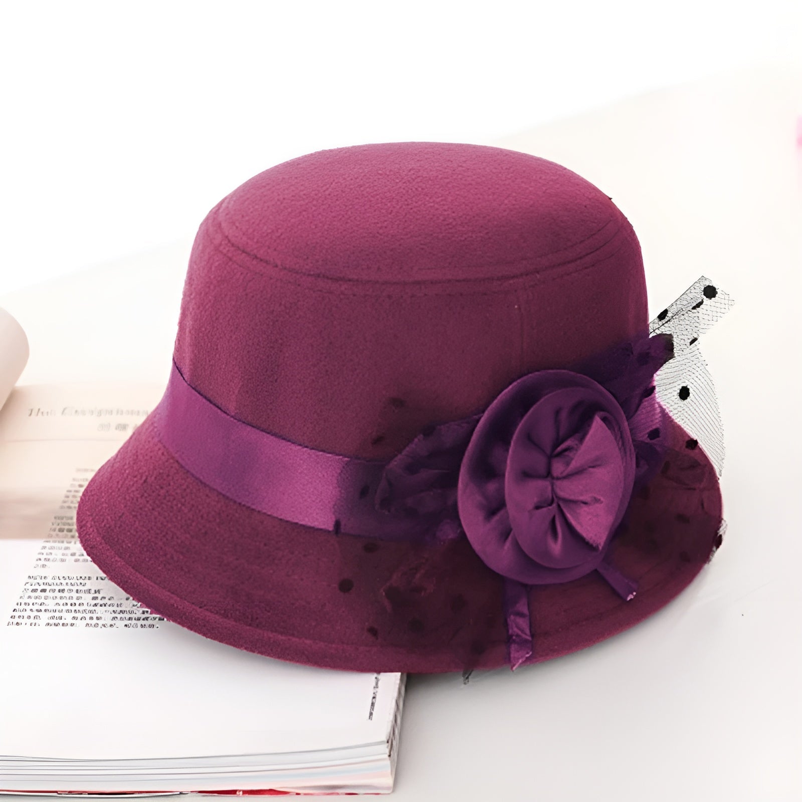 Gros plan sur la texture feutrée d'un chapeau cloche gris