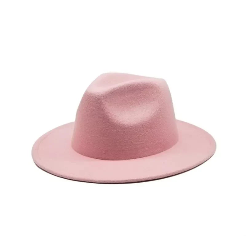 Chapeau Fedora avec une bande contrastante, vu de profil