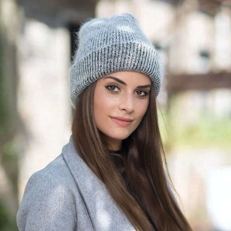 Bonnet posé sur une surface en bois, mettant en valeur sa couleur