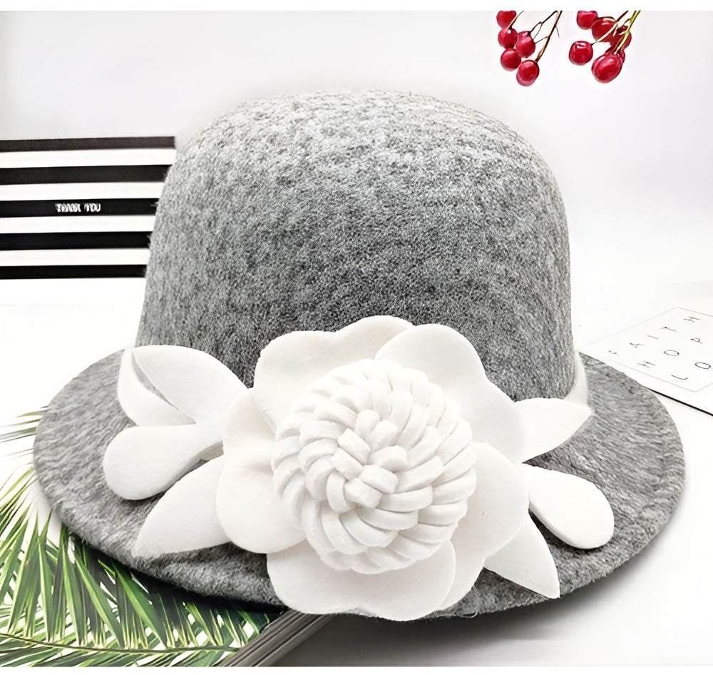 Femme souriante portant un chapeau cloche dans un parc