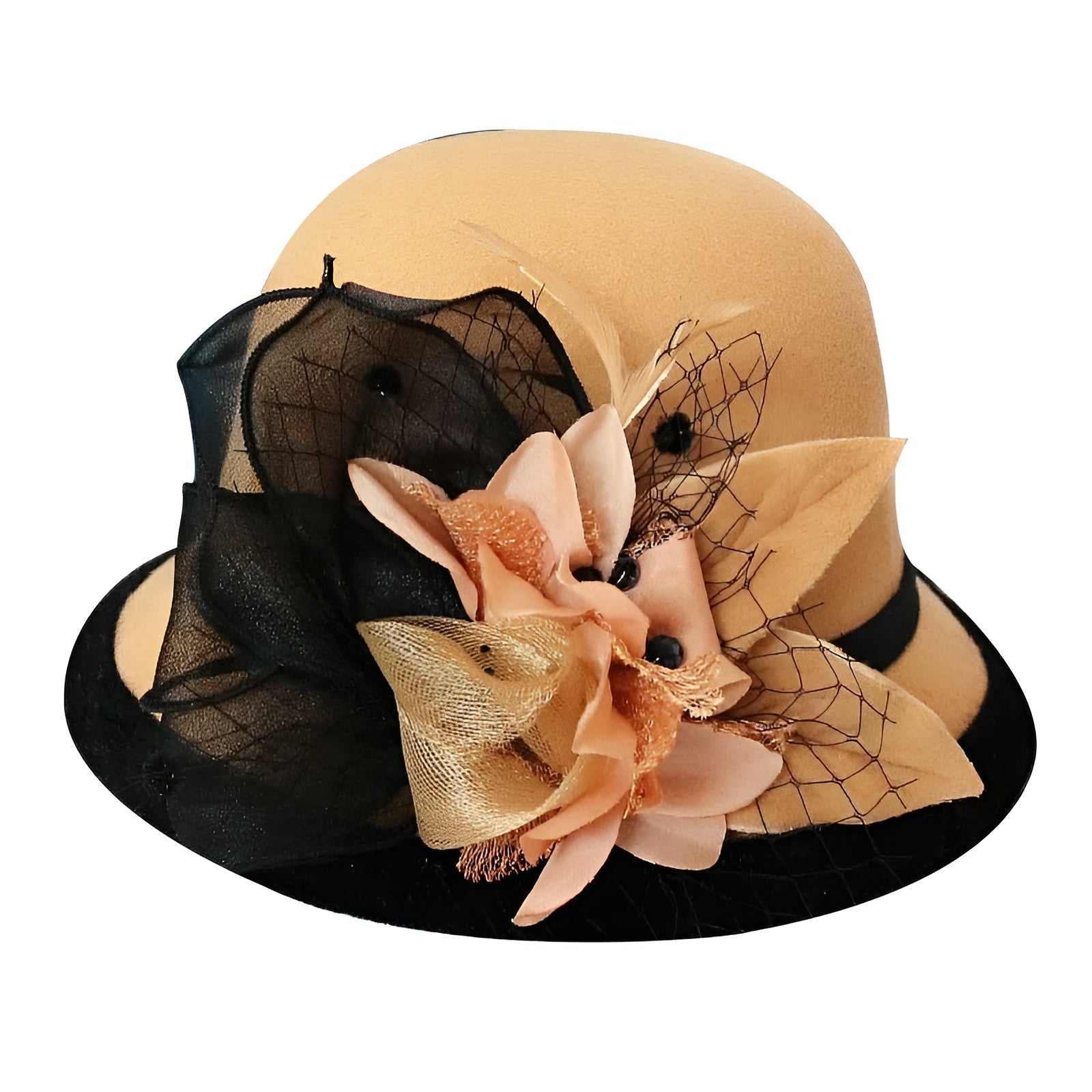 Femme portant un chapeau cloche dans un parc